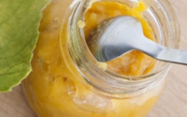 Mousse di castagne al rum con confettura di cachi alla vaniglia