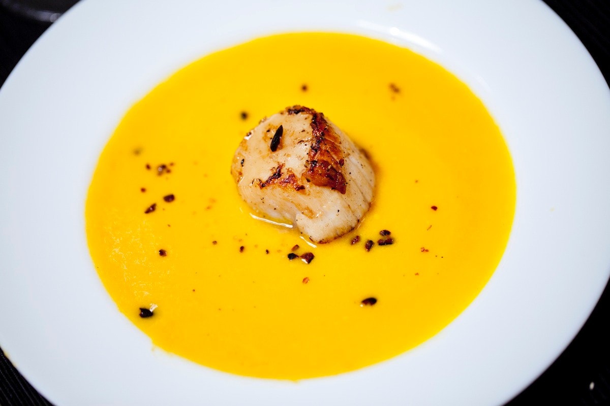 Noci di Capesante con zucca allo zenzero e granella di cacao criollo ricetta