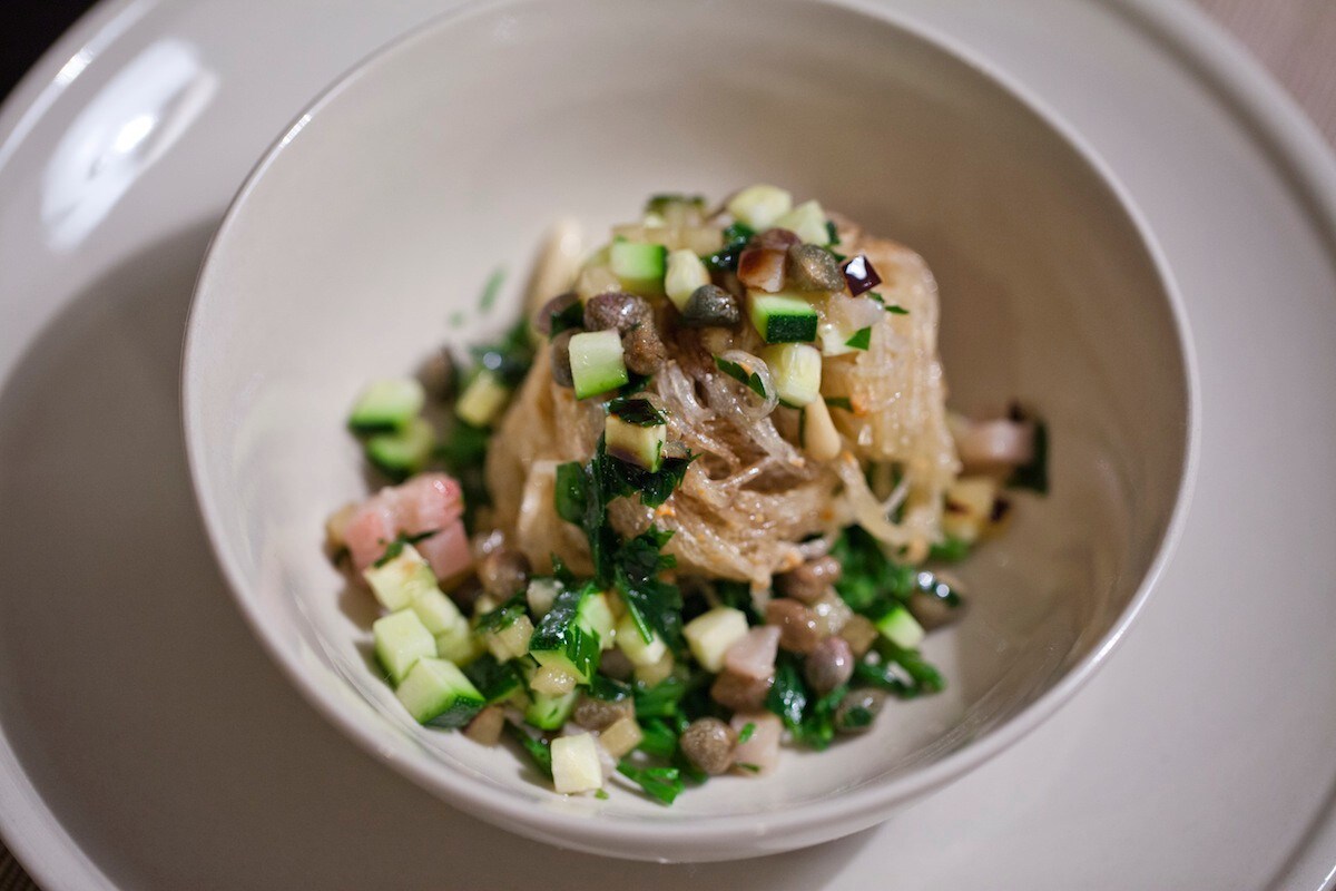 Noodles con salsa di crostacei, zucchine e spada ricetta