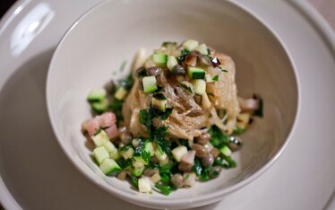 Noodles con salsa di crostacei, zucchine e spada