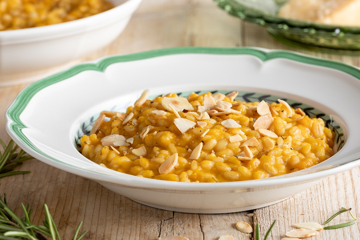 Orzotto alla zucca con mandorle e rosmarino ricetta