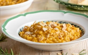 Orzotto alla zucca con mandorle e rosmarino