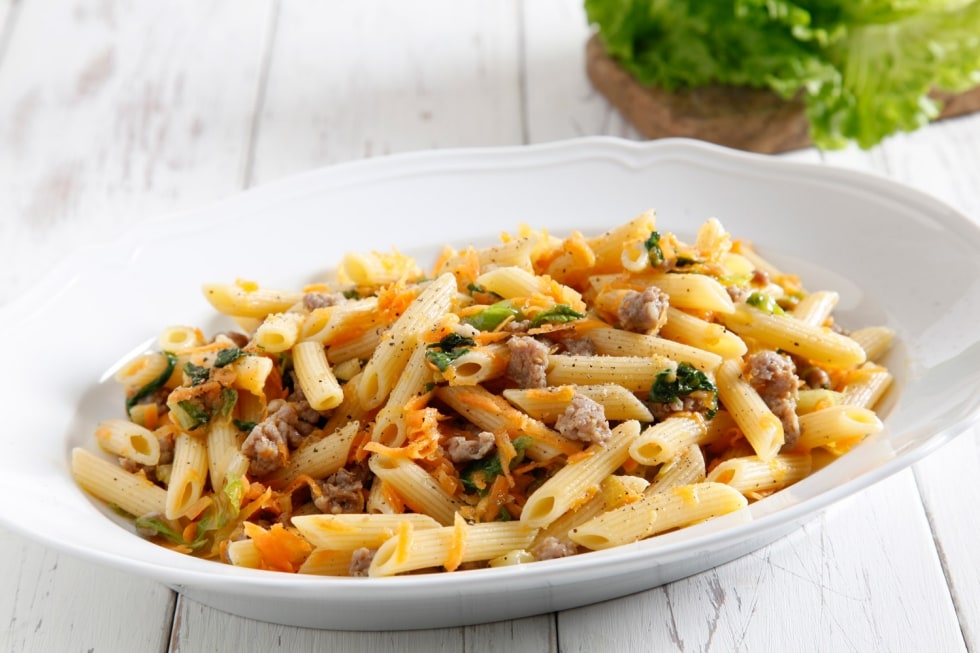 Penne con briciole di salsiccia e insalata riccia ricetta