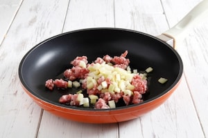 Preparazione Penne con briciole di salsiccia e insalata riccia - Fase 2