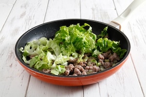 Preparazione Penne con briciole di salsiccia e insalata riccia - Fase 3