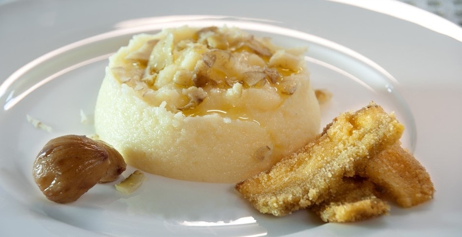 Polentina bianca con scaglie di castagne cotte e porcini fritti ricetta