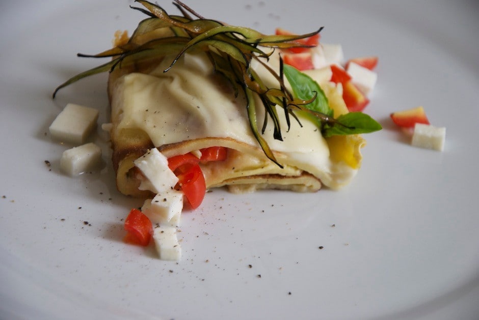 Rotolo di crespella con mozzarella, pomodoro e melanzana ricetta