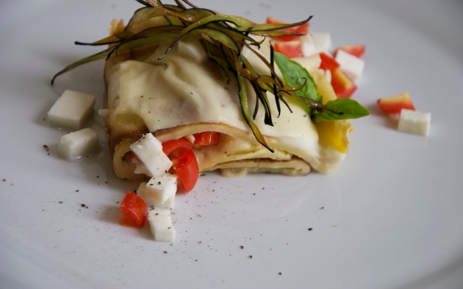 Rotolo di crespella con mozzarella, pomodoro e melanzana Rotolo di crespella con mozzarella, pomodoro e melanzana