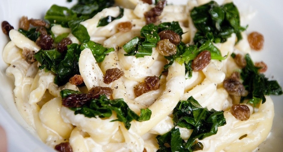 Maccheroni calabresi con brie, spinaci e uvetta al prosecco ricetta