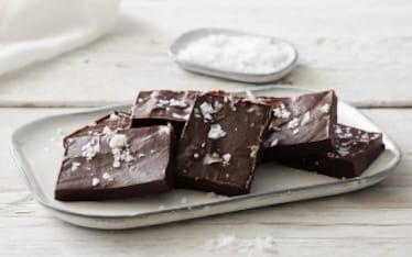 Quadrotti al cioccolato fondente, mou e fior di sale