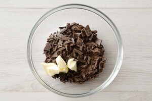 Preparazione Quadrotti al cioccolato fondente, mou e fior di sale - Fase 1