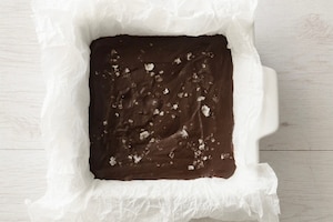 Preparazione Quadrotti al cioccolato fondente, mou e fior di sale - Fase 4