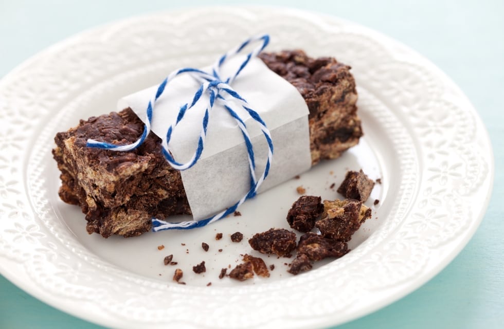 Barrette ai cereali con cioccolato e uva passa ricetta