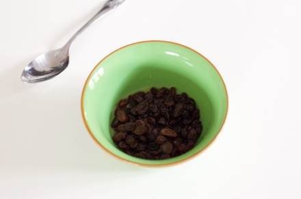 Preparazione Barrette ai cereali con cioccolato e uva passa - Fase 1 Preparazione Barrette ai cereali con cioccolato e uva passa - Fase 1