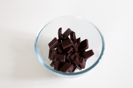 Preparazione Barrette ai cereali con cioccolato e uva passa - Fase 1 Preparazione Barrette ai cereali con cioccolato e uva passa - Fase 1