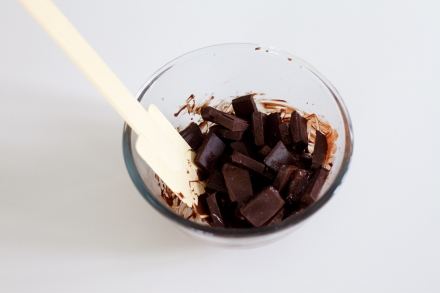 Preparazione Barrette ai cereali con cioccolato e uva passa - Fase 2 Preparazione Barrette ai cereali con cioccolato e uva passa - Fase 2