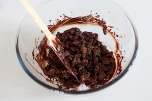Preparazione Barrette ai cereali con cioccolato e uva passa - Fase 4