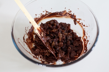 Preparazione Barrette ai cereali con cioccolato e uva passa - Fase 4 Preparazione Barrette ai cereali con cioccolato e uva passa - Fase 4