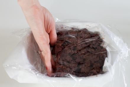 Preparazione Barrette ai cereali con cioccolato e uva passa - Fase 5 Preparazione Barrette ai cereali con cioccolato e uva passa - Fase 5