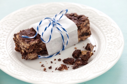 Preparazione Barrette ai cereali con cioccolato e uva passa - Fase 5 Preparazione Barrette ai cereali con cioccolato e uva passa - Fase 5