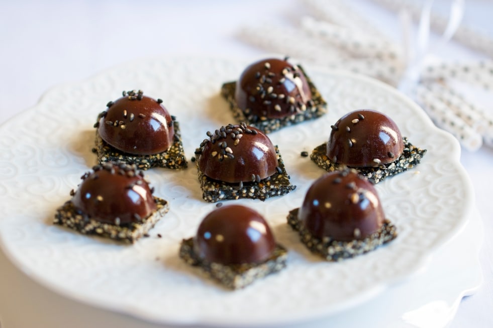 Cioccolatini fondenti con ganache al sesamo ricetta