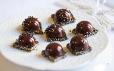 Cioccolatini fondenti con ganache al sesamo