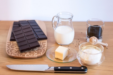 Preparazione Cioccolatini fondenti con ganache al sesamo - Fase 1 Preparazione Cioccolatini fondenti con ganache al sesamo - Fase 1
