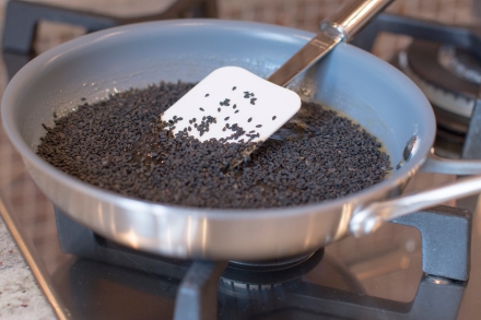 Preparazione Cioccolatini fondenti con ganache al sesamo - Fase 2 Preparazione Cioccolatini fondenti con ganache al sesamo - Fase 2