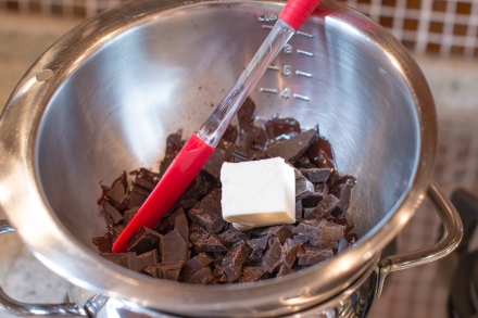 Preparazione Cioccolatini fondenti con ganache al sesamo - Fase 3 Preparazione Cioccolatini fondenti con ganache al sesamo - Fase 3