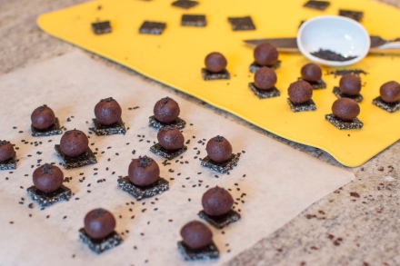 Preparazione Cioccolatini fondenti con ganache al sesamo - Fase 4 Preparazione Cioccolatini fondenti con ganache al sesamo - Fase 4