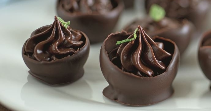 Pasticcini al cioccolato con ganache alla menta ricetta