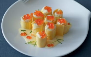 Cannelloni con caviale di salmone e patate