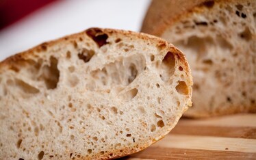 Pane di farina bianca a pietra con lievito madre