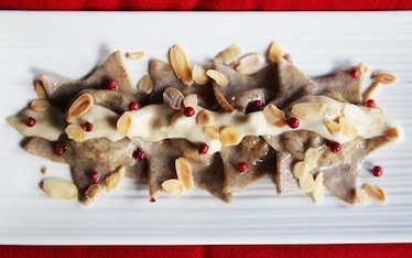 Ravioli al radicchio con zabaione mandorle e pepe rosa