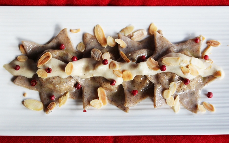 Ravioli al radicchio con zabaione mandorle e pepe rosa Ravioli al radicchio con zabaione mandorle e pepe rosa
