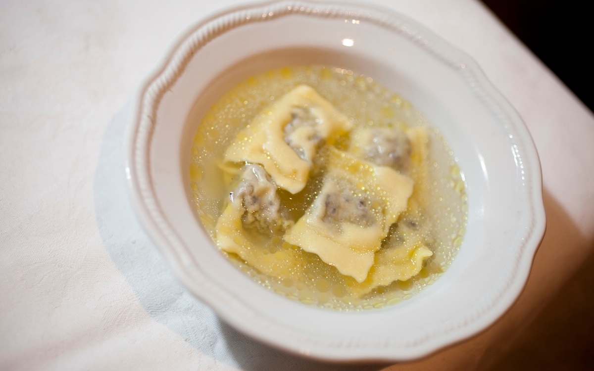 Ravioli di ventrigli in brodo di cappone Ravioli di ventrigli in brodo di cappone