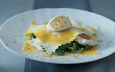 Raviolo al curry con rombo e spinacini