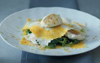 Raviolo al curry con rombo e spinacini Raviolo al curry con rombo e spinacini