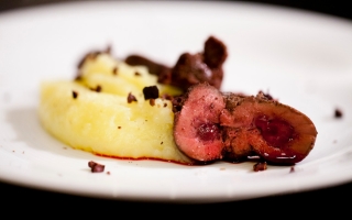 Rognone con patate allo zenzero e granella di cacao Rognone con patate allo zenzero e granella di cacao