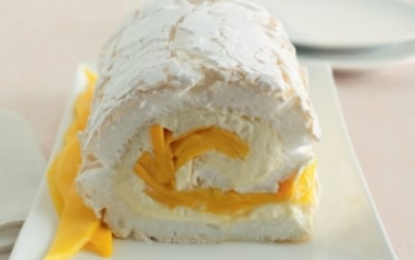 Rotolo di meringa con mango e passion fruit
