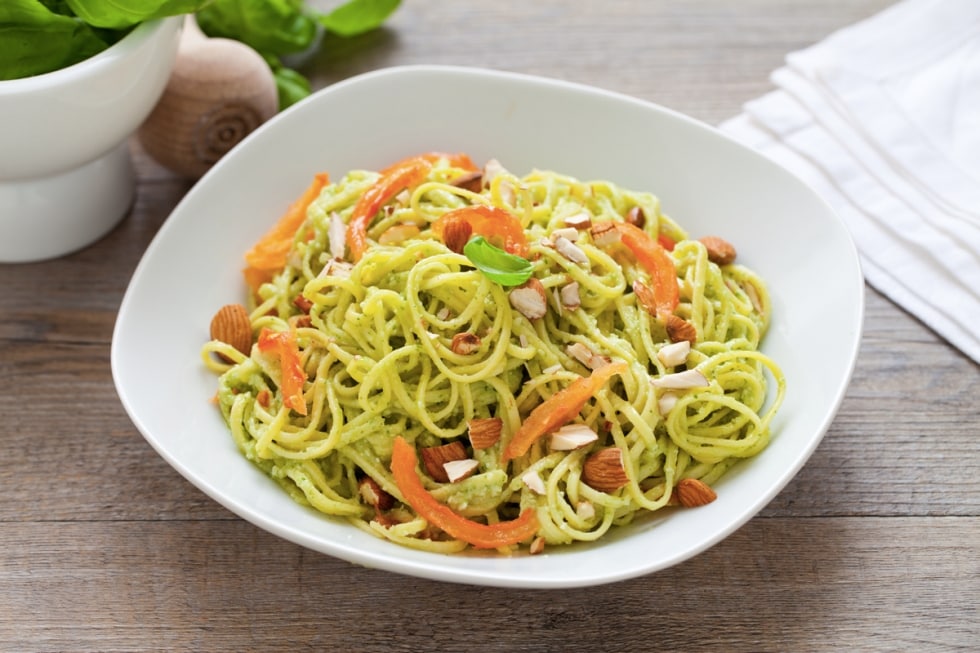 Tagliolini con pesto, mandorle e pomodori confit ricetta