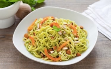 Tagliolini con pesto, mandorle e pomodori confit