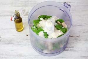 Preparazione Tagliolini con pesto, mandorle e pomodori confit - Fase 1