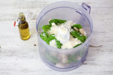 Preparazione Tagliolini con pesto, mandorle e pomodori confit - Fase 1 Preparazione Tagliolini con pesto, mandorle e pomodori confit - Fase 1