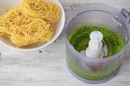 Preparazione Tagliolini con pesto, mandorle e pomodori confit - Fase 1 Preparazione Tagliolini con pesto, mandorle e pomodori confit - Fase 1