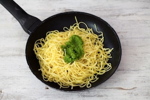 Preparazione Tagliolini con pesto, mandorle e pomodori confit - Fase 5