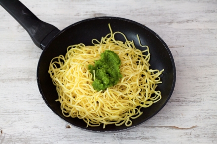 Preparazione Tagliolini con pesto, mandorle e pomodori confit - Fase 5 Preparazione Tagliolini con pesto, mandorle e pomodori confit - Fase 5
