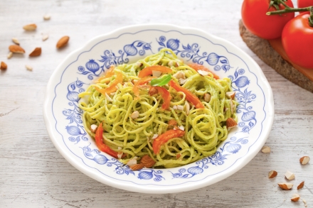 Preparazione Tagliolini con pesto, mandorle e pomodori confit - Fase 5 Preparazione Tagliolini con pesto, mandorle e pomodori confit - Fase 5