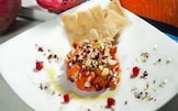 Tartare di salmone selvaggio affumicato al melograno