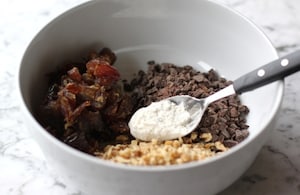 Preparazione Torta al cioccolato con datteri e noci - Fase 1